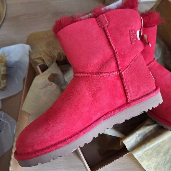 Womens Size 6 UGG Mini Bailey Bow Snow Boots Suede Red new in box - Picture 3 of 8